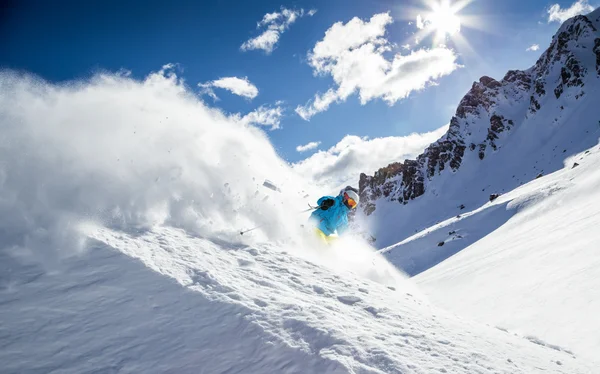 Skiër in hoge bergen — Stockfoto
