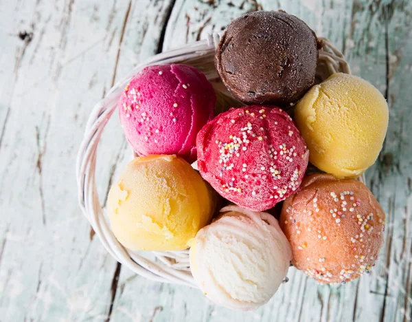 Eiskugeln auf Holztisch. — Stockfoto