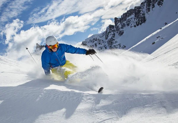 Skiër afdaling in hoge bergen — Stockfoto