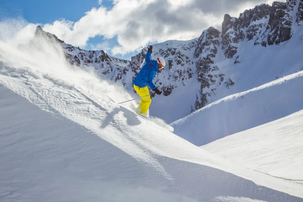 Sciatori che sciano in discesa in alta montagna — Foto Stock