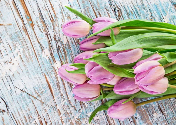 Tulipas em fundo de madeira — Fotografia de Stock