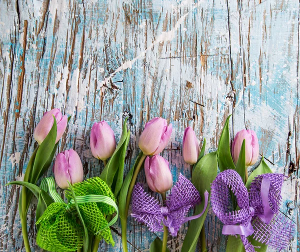 Tulipani su fondo di legno — Foto Stock