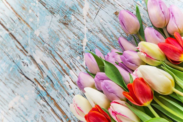 Tulpen op houten ondergrond — Stockfoto