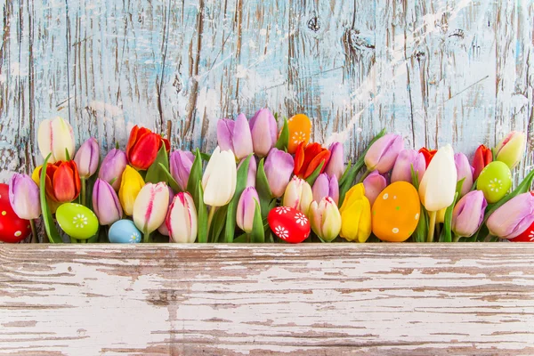 Tulipany i pisanki na drewniane tła — Zdjęcie stockowe