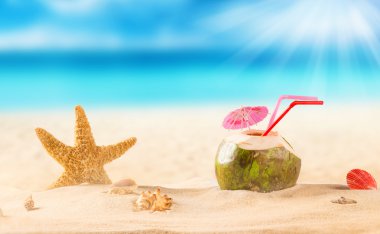 Yaz Hindistan cevizi kokteyl sahilde