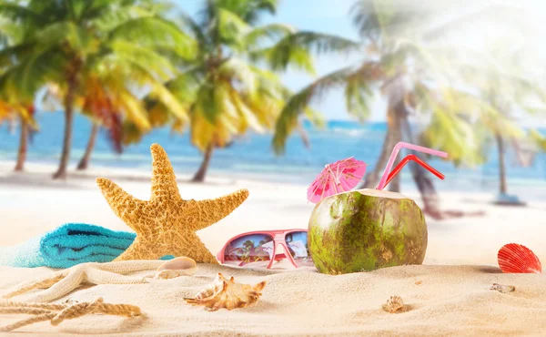 Sommer-Kokos-Cocktail am Strand — Stockfoto