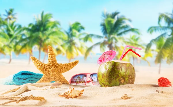 Summer coconut cocktail on the beach — Stock Photo, Image