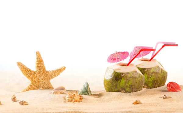 ค็อกเทลมะพร้าวฤดูร้อนบนชายหาด — ภาพถ่ายสต็อก