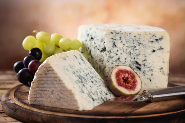 Queijo azul na mesa de madeira — Fotografia de Stock