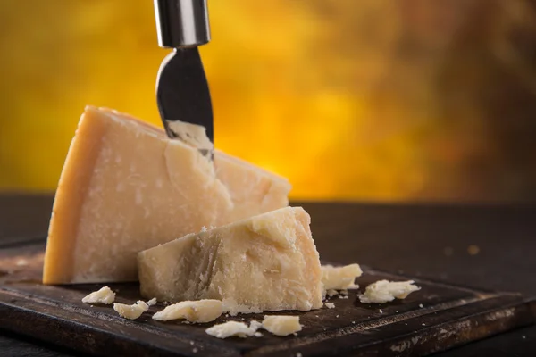 Parmigiano reggiano em fundo de madeira — Fotografia de Stock