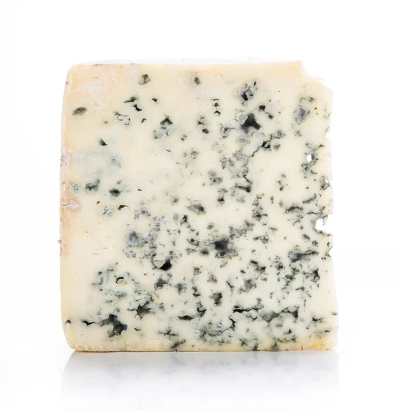 Blå ost på vit bakgrund — Stockfoto