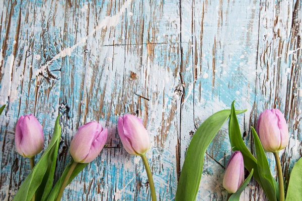 Mooi boeket van tulpen op houten tafel. — Stockfoto