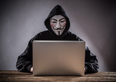 Dizüstü bilgisayar ile bir başlık ile bir hacker