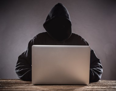 Dizüstü bilgisayar ile bir başlık ile bir hacker