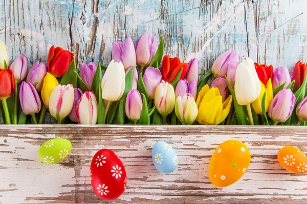 Belo buquê de tulipas com ovos de Páscoa — Fotografia de Stock