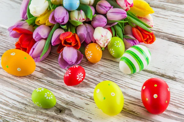 Belo buquê de tulipas com ovos de Páscoa — Fotografia de Stock