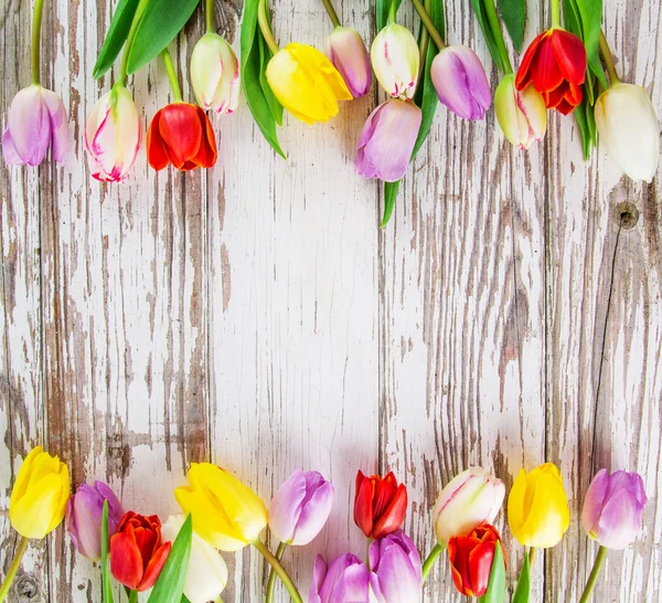 Mooi boeket van tulpen op houten tafel. — Stockfoto