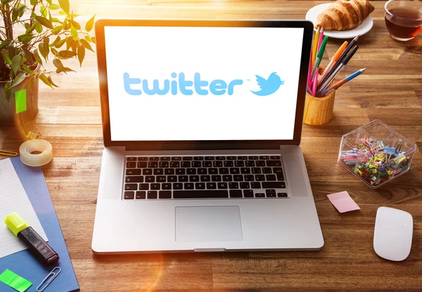 Lavoro d'ufficio con schermo Twitter . — Foto Stock