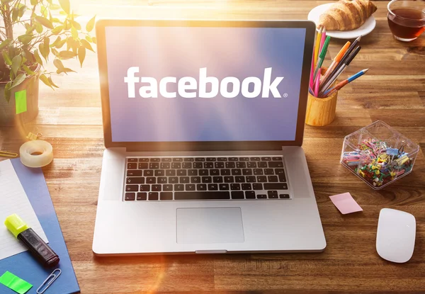 Büroarbeitsplatz mit Facebook-Bildschirm. — Stockfoto