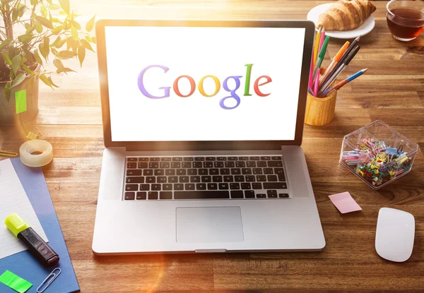 Büroarbeitsplatz mit Google-Bildschirm. — Stockfoto