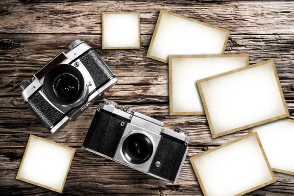 Câmera vintage em um fundo de madeira — Fotografia de Stock