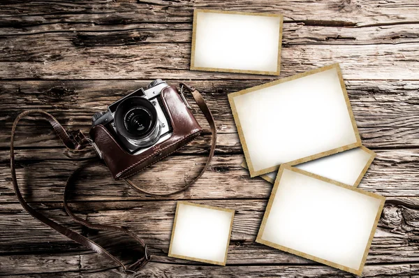 Fotocamera vintage su uno sfondo di legno — Foto Stock