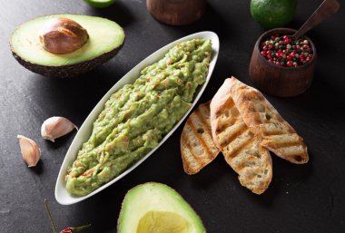 Guacamole ekmek ve avokado