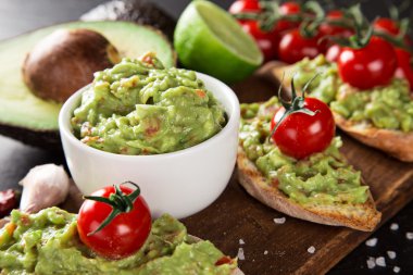 Guacamole ekmek ve avokado