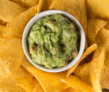 Guacamole ekmek ve avokado