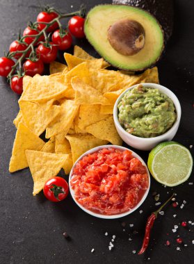 Guacamole ekmek ve avokado