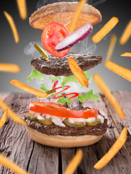 Pommes mit Burger — Stockfoto