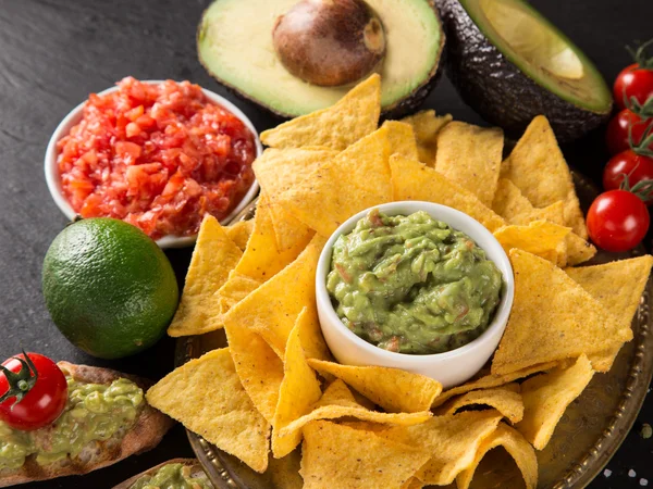 Guacamole mit Brot und Avocado — Stockfoto