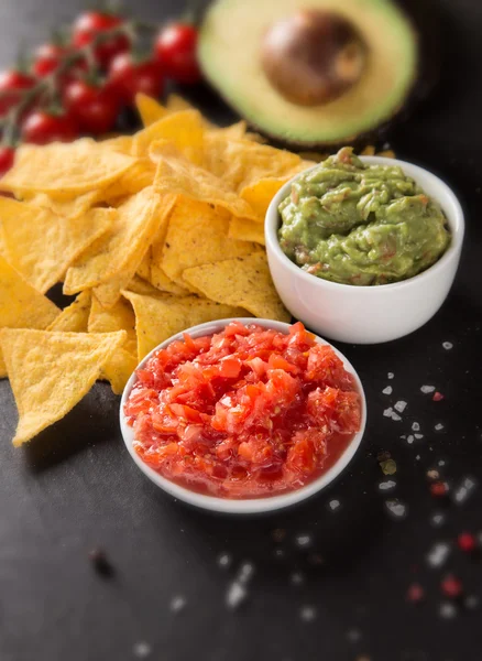 Guacamole com pão e abacate — Fotografia de Stock