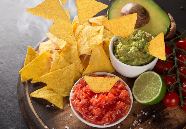 Guacamole mit Nachos in Gefrierbewegung — Stockfoto