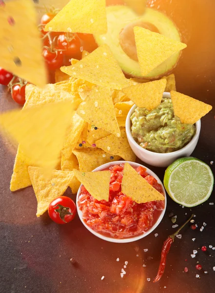 Guacamole con nachos en movimiento congelado — Foto de Stock