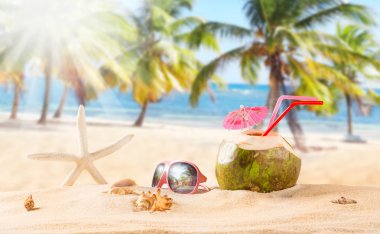 Yaz Hindistan cevizi kokteyl sahilde