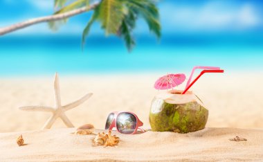 Yaz Hindistan cevizi kokteyl sahilde