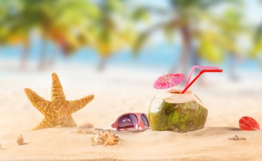 Yaz Hindistan cevizi kokteyl sahilde