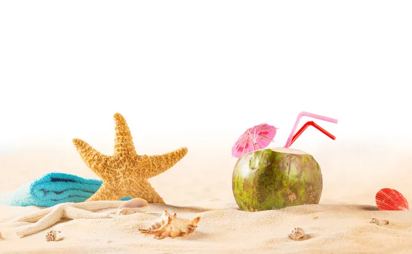 Letní kokosový koktejl na pláži — Stock fotografie