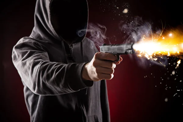 Killer mit Waffe in Nahaufnahme — Stockfoto