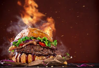 Yangın alevleri ile lezzetli hamburger