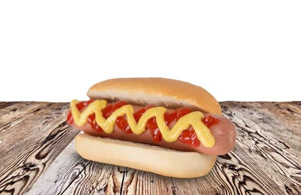 Cachorro quente na mesa de madeira . — Fotografia de Stock