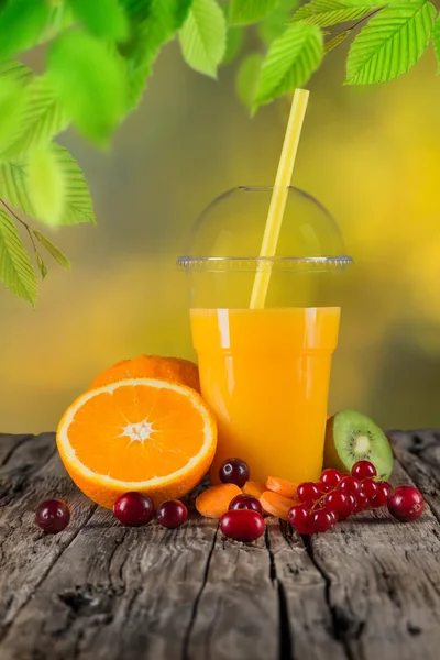 Frisk juice, blandet frukt – stockfoto