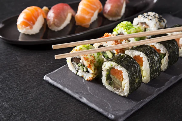 Ensemble japonais de sushis aux fruits de mer Images De Stock Libres De Droits