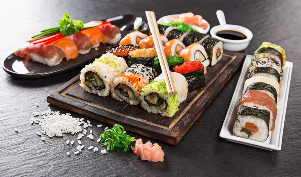 Conjunto japonês de sushi de frutos do mar Fotos De Bancos De Imagens