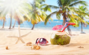 Yaz Hindistan cevizi kokteyl sahilde