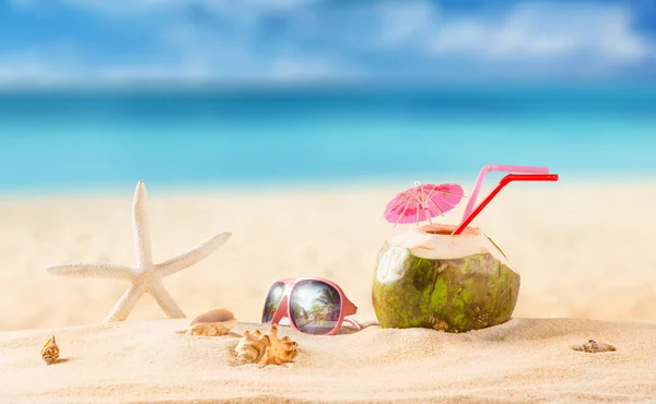 夏季椰子鸡尾酒在海滩上 — 图库照片