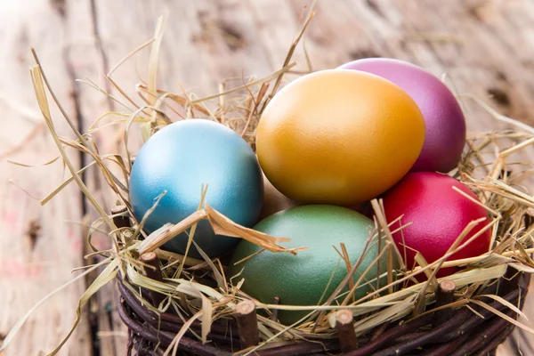 Пасхальные яйца на деревянном фоне — стоковое фото