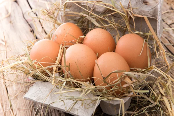 Huevos sobre fondo de madera — Foto de Stock