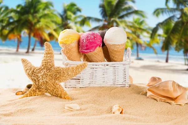 Ice cream scoops on sandy beach. — Stock Photo, Image